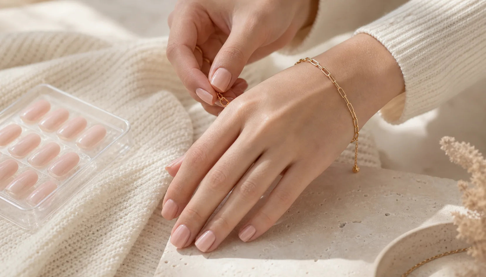 FINGLOW nail editorial image